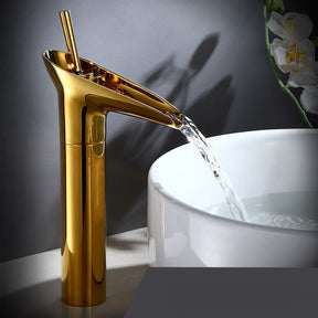 Antiker Messing-Wasserhahn im Vintage-Retro-Stil