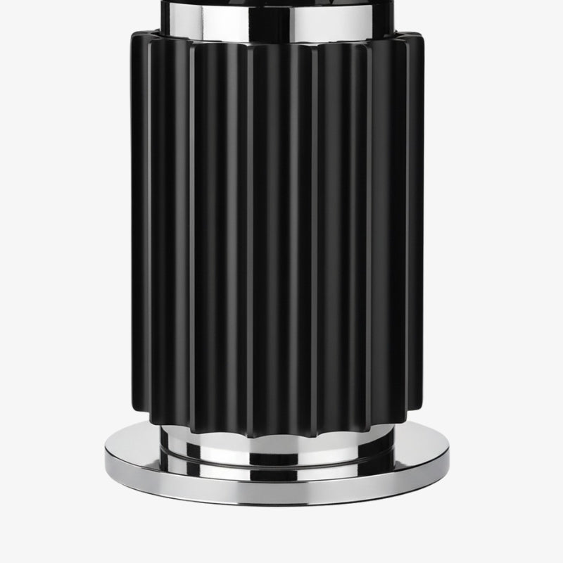 Skulpturales Tischlampendesign aus Metall