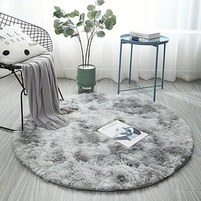 Tapis rond luxueux en peluche.