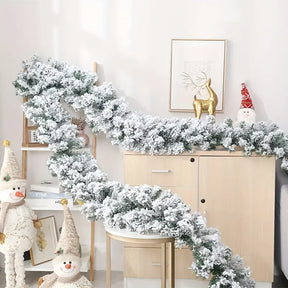 Schneeüberzogene Weihnachtsgirlande für Weihnachten & Winterdeko