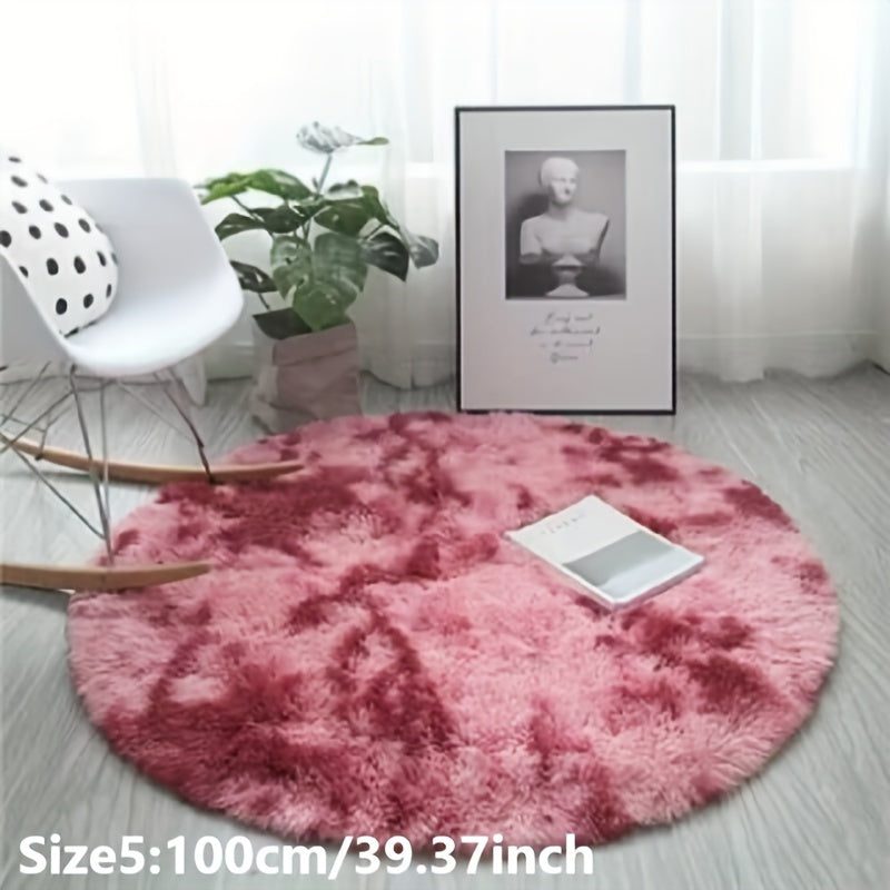 Tapis rond luxueux en peluche.