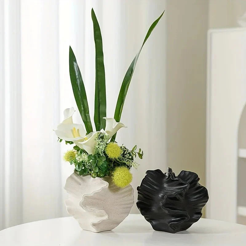 Moderne Keramikvase mit Wellenmuster