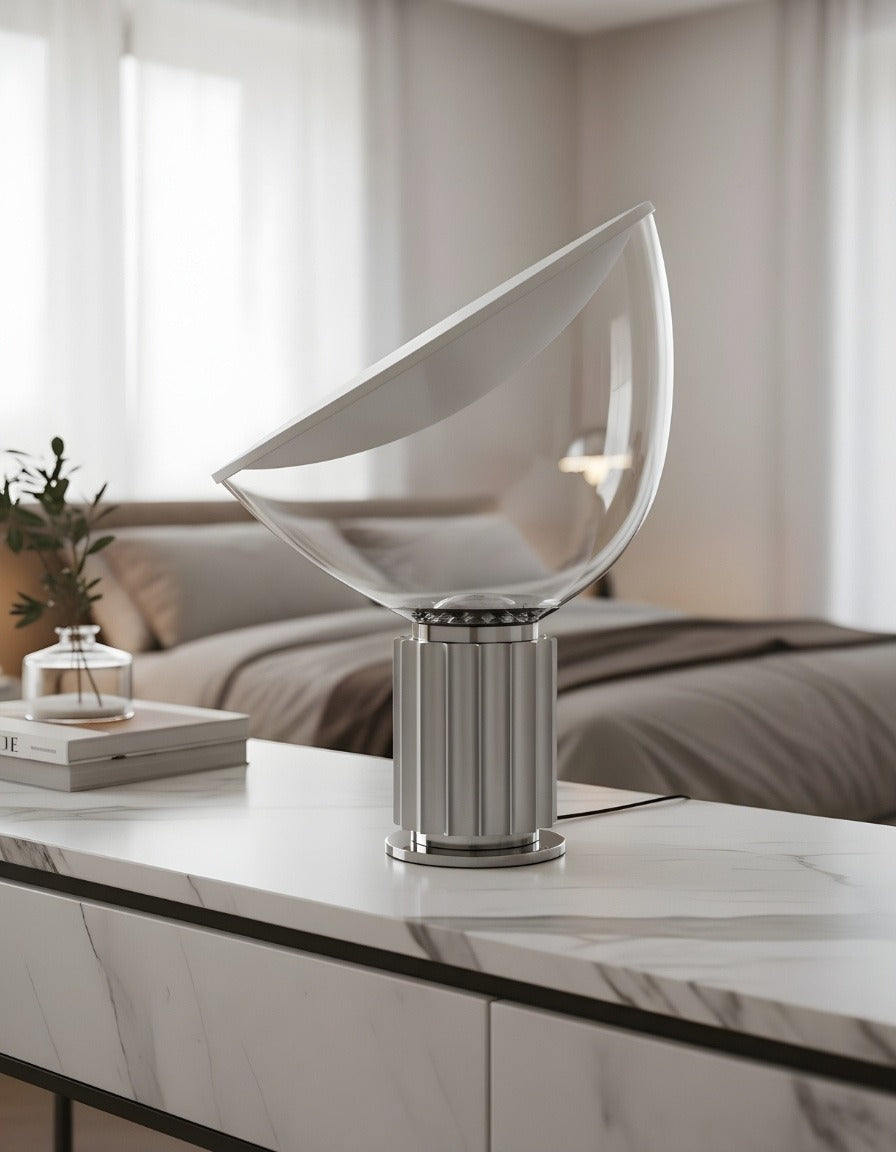 Skulpturales Tischlampendesign aus Metall