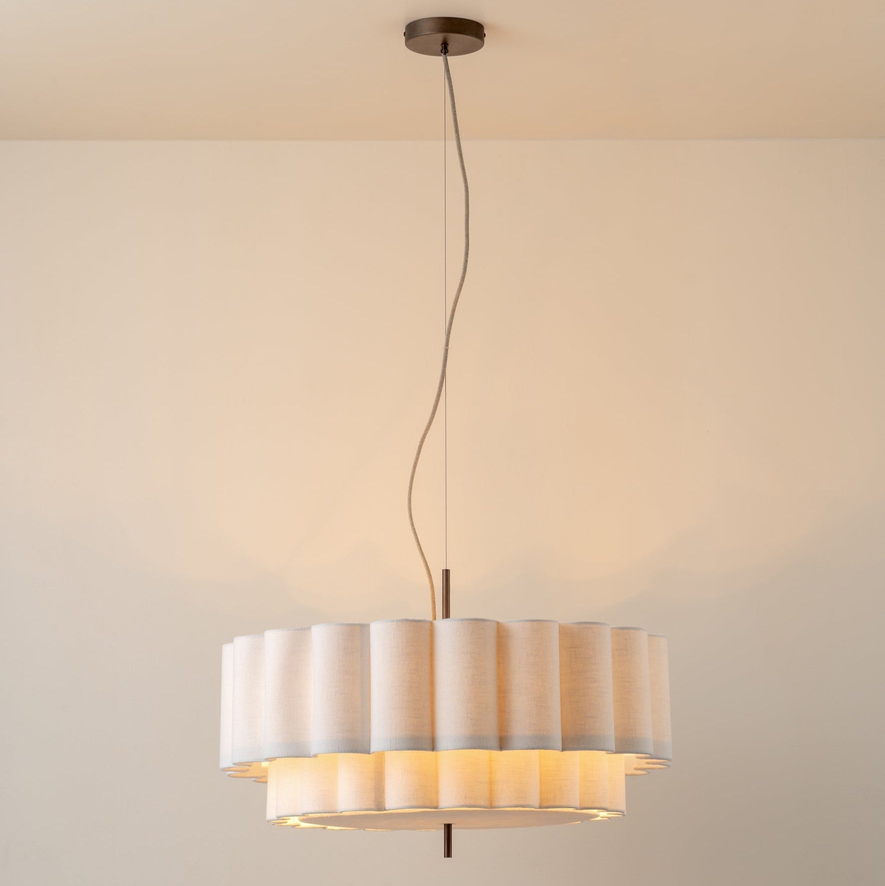 Große geschwungene Pendelleuchte