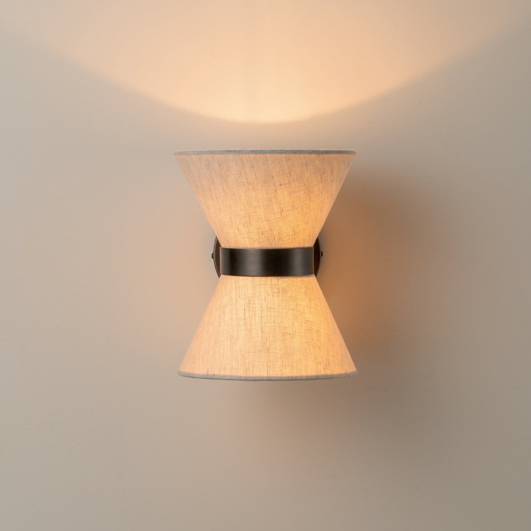 Wandleuchte aus Bronze und Leinen