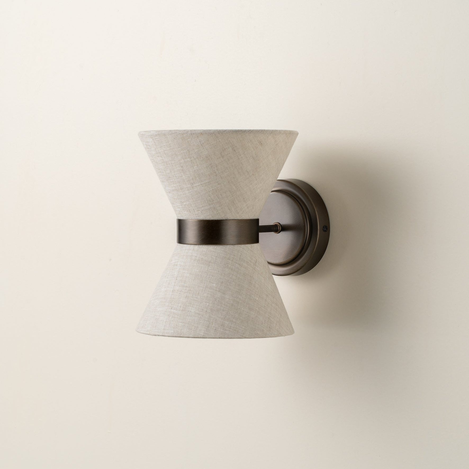 Wandleuchte aus Bronze und Leinen