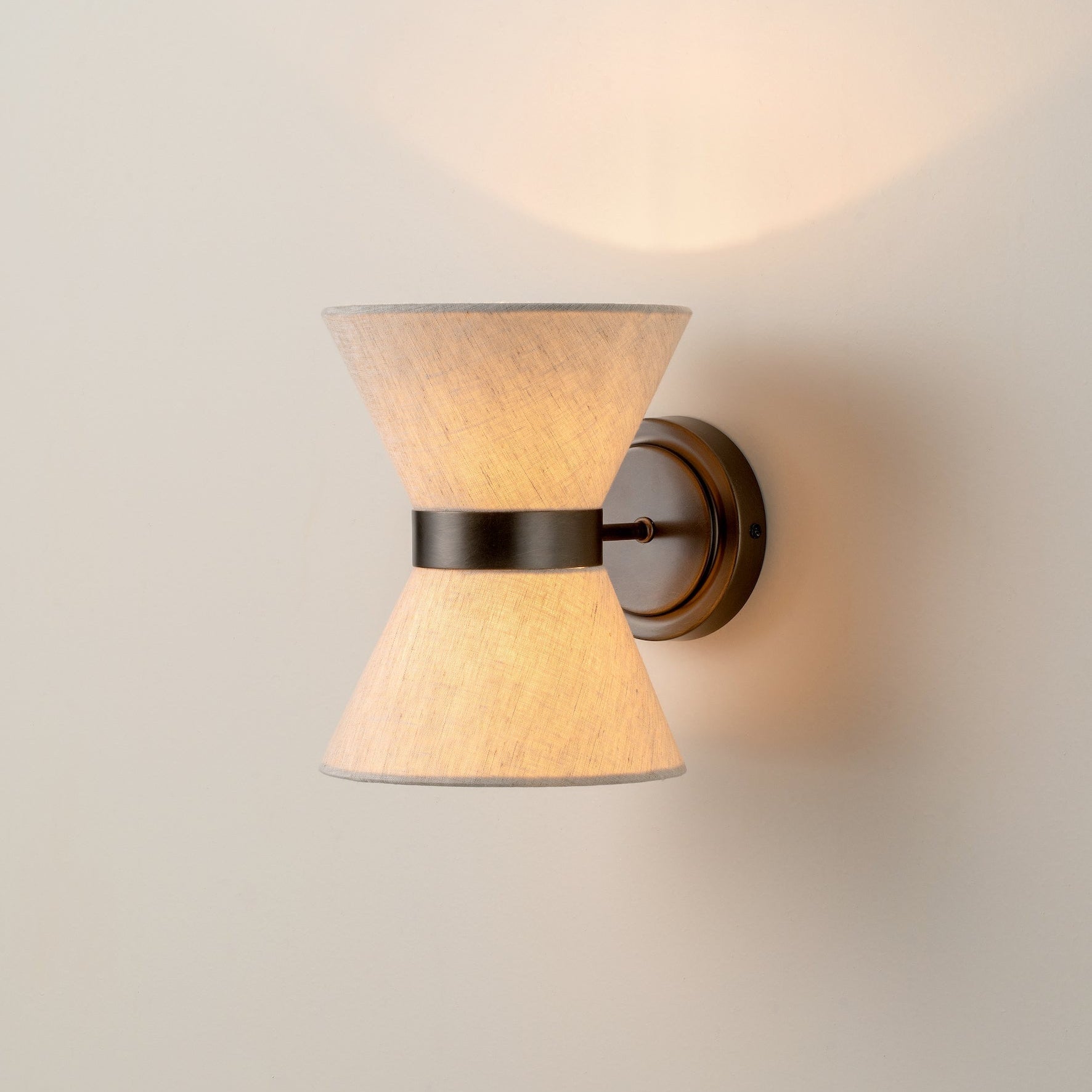 Wandleuchte aus Bronze und Leinen