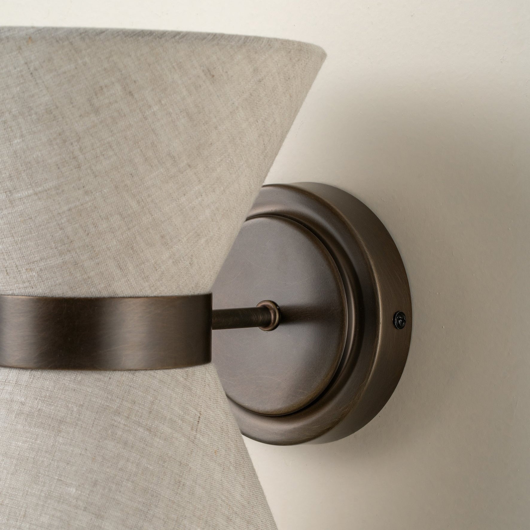Wandleuchte aus Bronze und Leinen