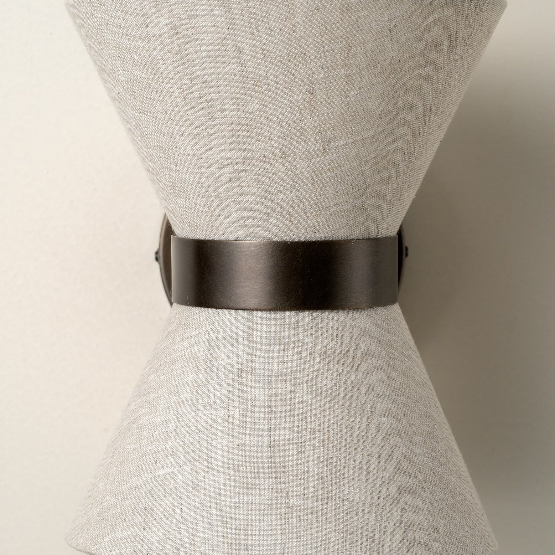 Wandleuchte aus Bronze und Leinen