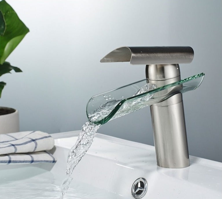 Moderner Glas-Wasserfall-Wasserhahn