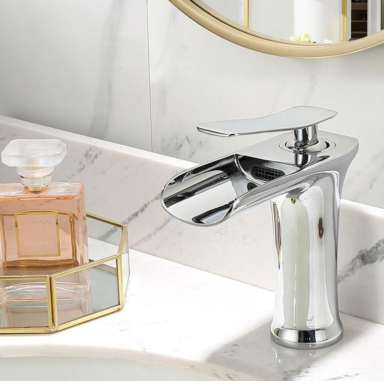 Moderne Wasserfall-Badezimmerarmatur – Stil & Eleganz-Aster Selection