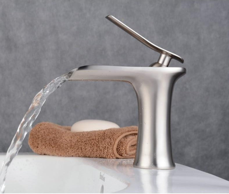 Moderne Wasserfall-Badezimmerarmatur – Stil & Eleganz-Aster Selection