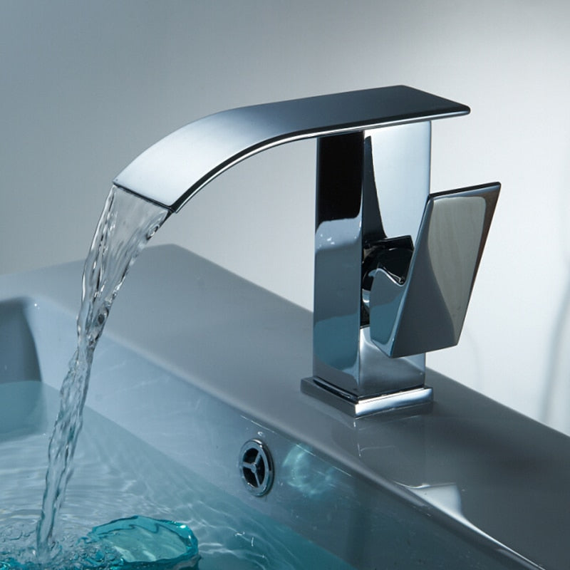 Stilvoller Wasserfall-Wasserhahn – Badarmatur mit luxuriösem Wasserlauf