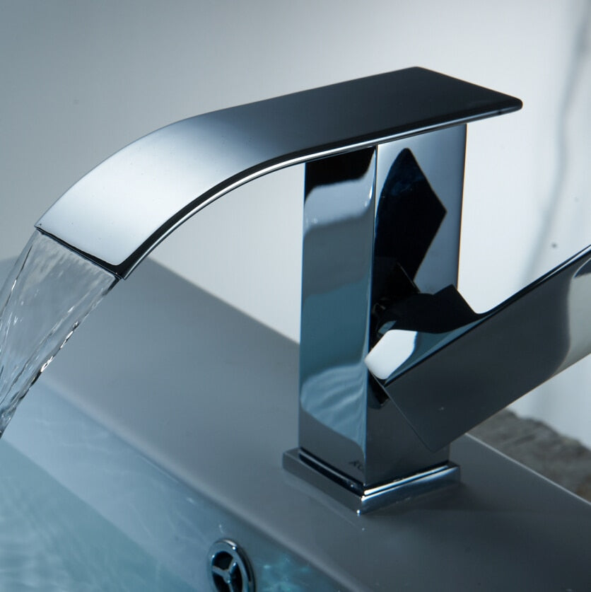 Stilvoller Wasserfall-Wasserhahn – Badarmatur mit luxuriösem Wasserlauf