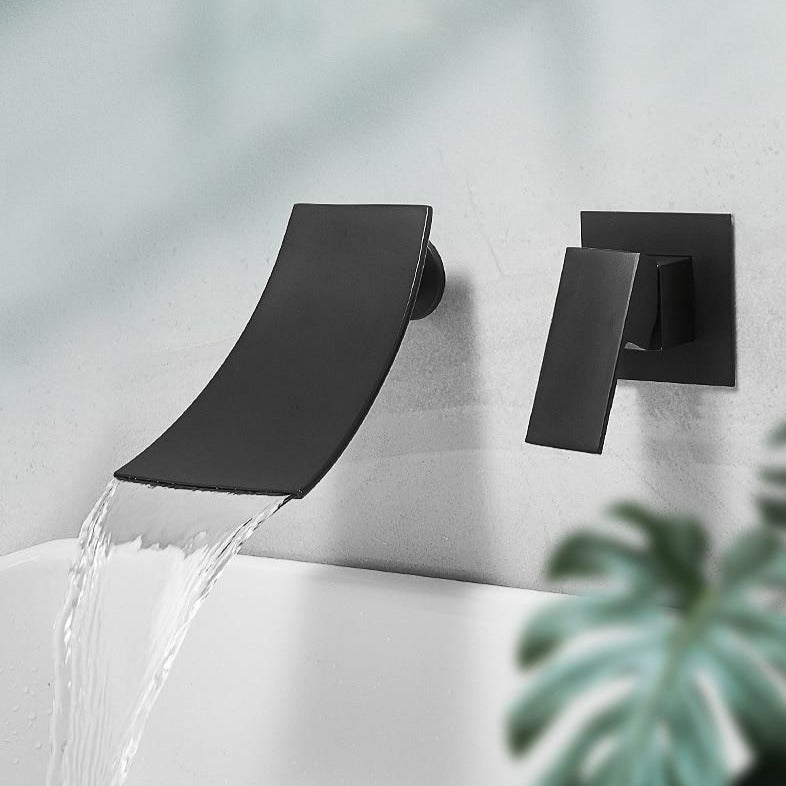 Elegante Wasserfall-Armatur mit geschwungenem Design