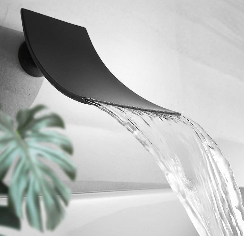 Elegante Wasserfall-Armatur mit geschwungenem Design