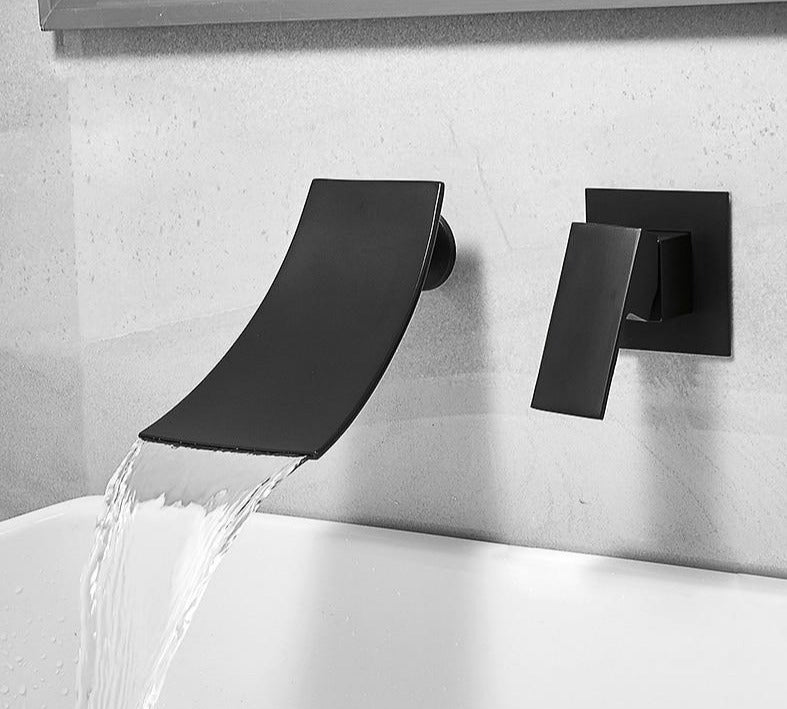 Elegante Wasserfall-Armatur mit geschwungenem Design