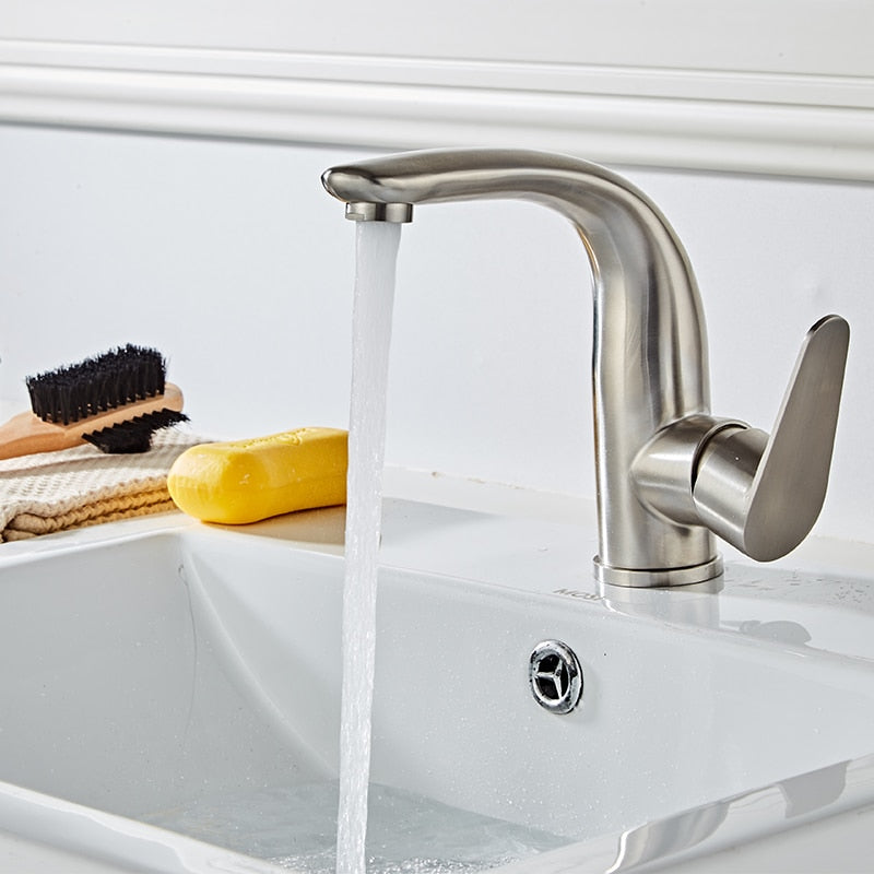 Eleganter gebogener Badezimmer-Wasserhahn