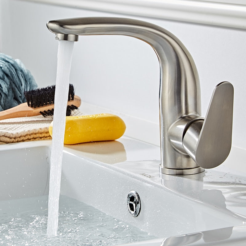 Eleganter gebogener Badezimmer-Wasserhahn