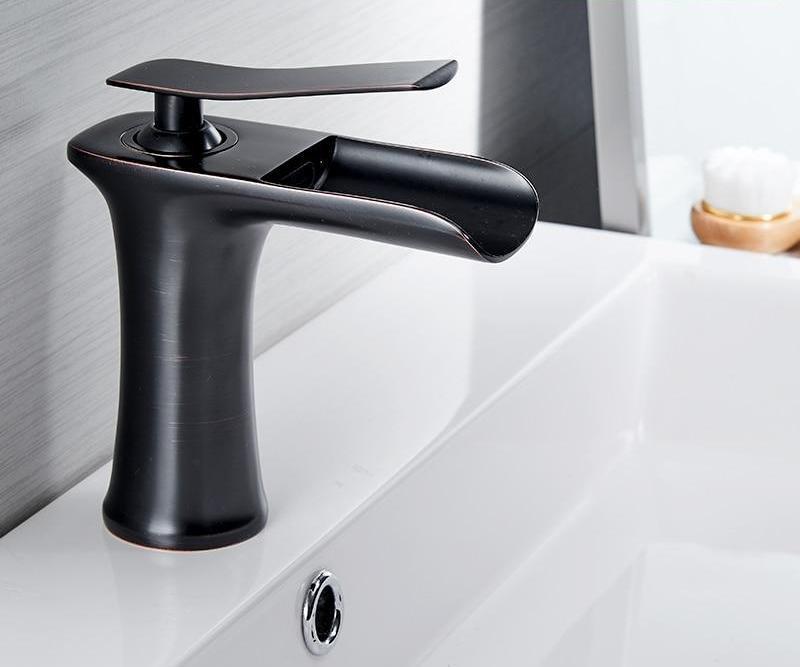 Moderne Wasserfall-Badezimmerarmatur – Stil & Eleganz-Aster Selection