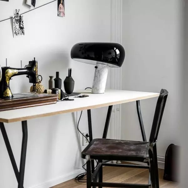 Ikonische Tischleuchte mit Marmorsockel